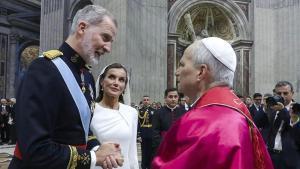 Los Reyes de España, Felipe VI y Letizia, conversan con el papa León XIV, tras finalizar la misa del inicio del pontificado este domingo en la plaza de San Pedro en el Vaticano. EFE/Captura de video de la señal Vatican Media / SOLO USO EDITORIAL/SOLO DISPONIBLE PARA ILUSTRAR LA NOTICIA QUE ACOMPAÑA (CRÉDITO OBLIGATORIO)