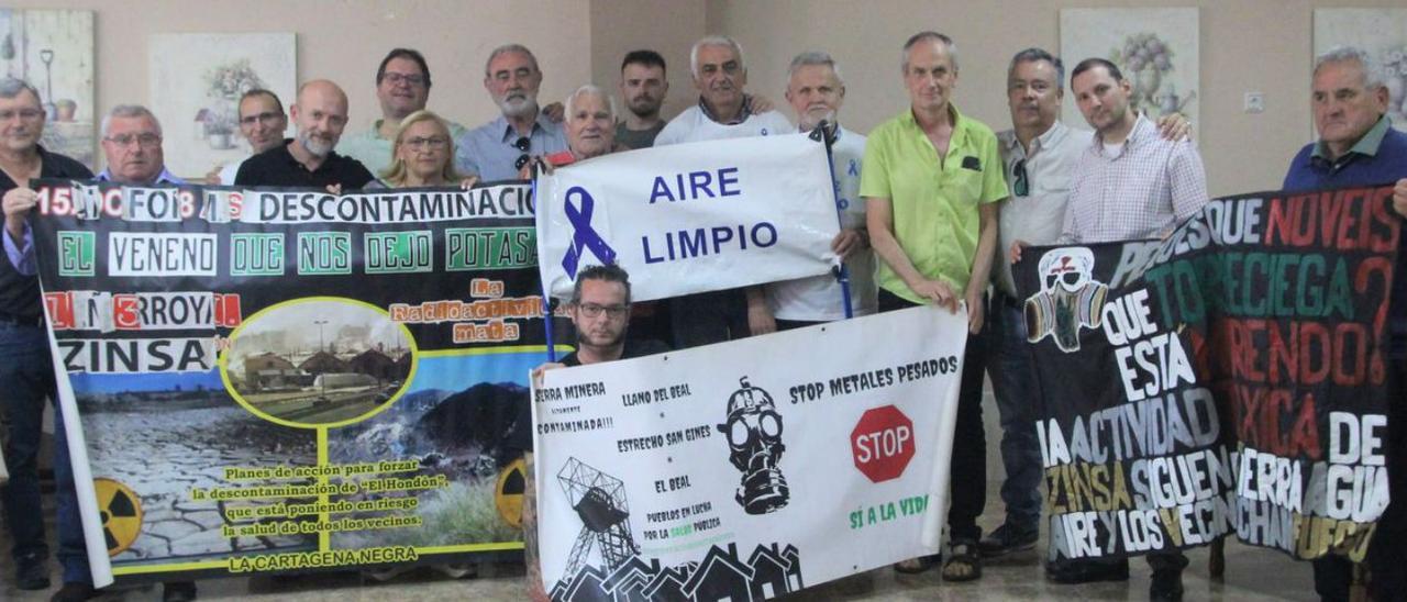 Representantes de la Coordinadora ‘a por el 45’, reunidos en el barrio de Torreciega. | L.O.