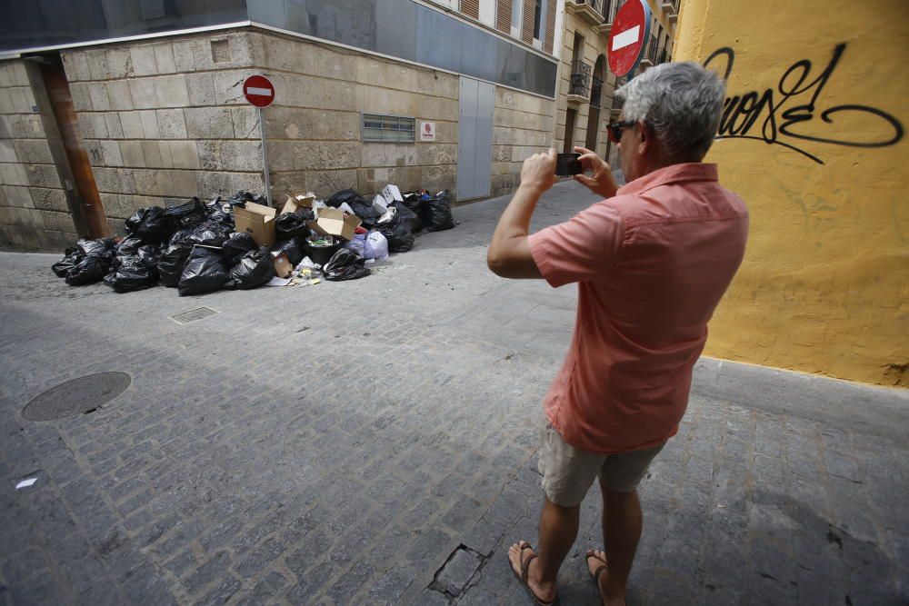 La basura vuelve a acumularse tras la segunda noche de huelga