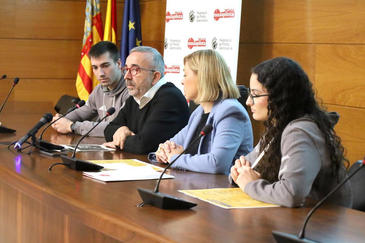 Voro Femenia, president de la Mancomunitat de Municipis de la Safor, amb Salelles II d'Oliva i Júlia de Tavernes de la Valldigna.