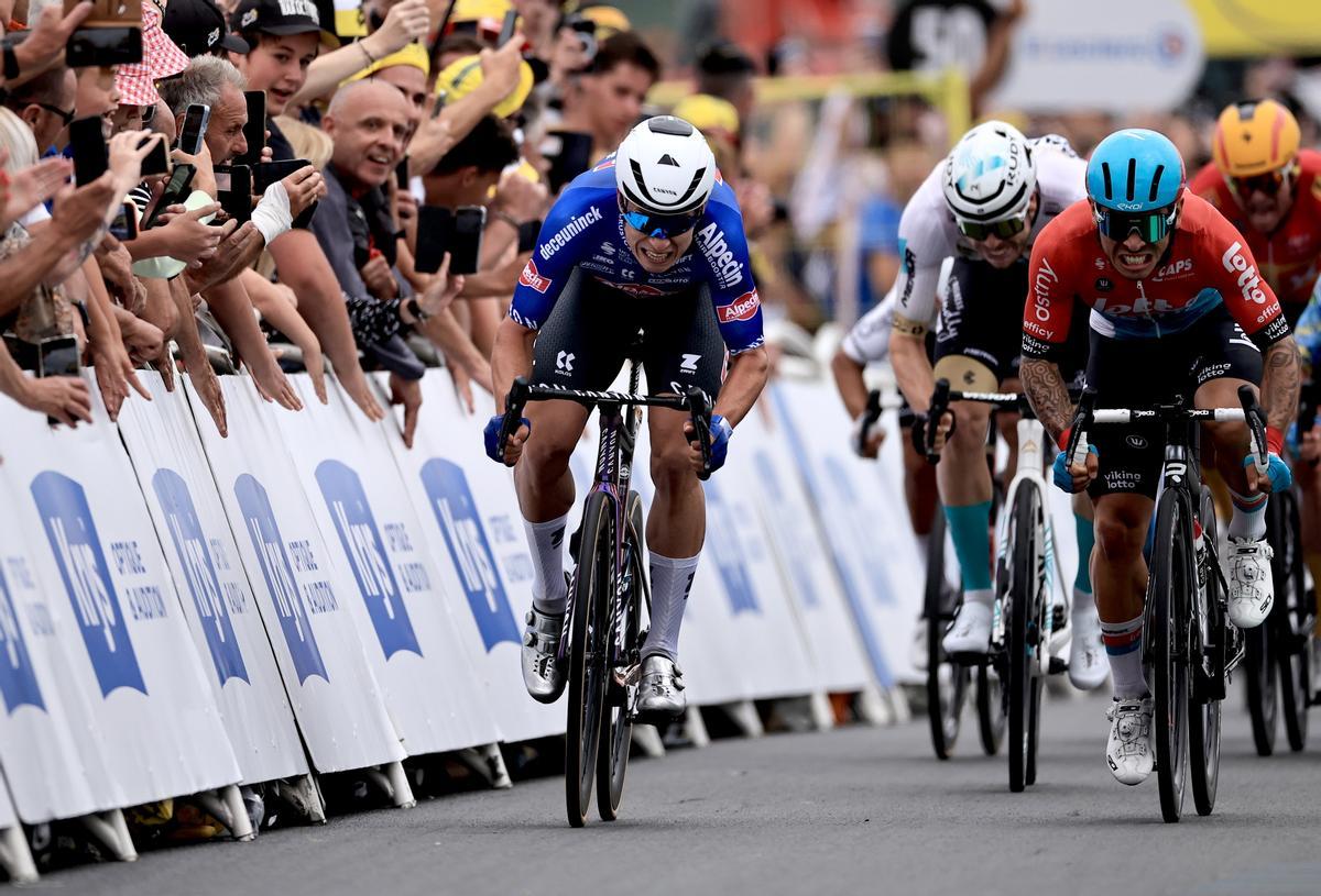 Nogaro (France), 04/07/2023.- Belgian rider Jasper Philipsen (L) of team Alpecin-Deceuninck beats Australian rider Caleb Ewan (R) of team Lotto Dstny to win the 4th stage of the Tour de France 2023, a 181,8km race from Dax to Nogaro, France, 04 July 2023. (Ciclismo, Francia) EFE/EPA/CHRISTOPHE PETIT TESSON