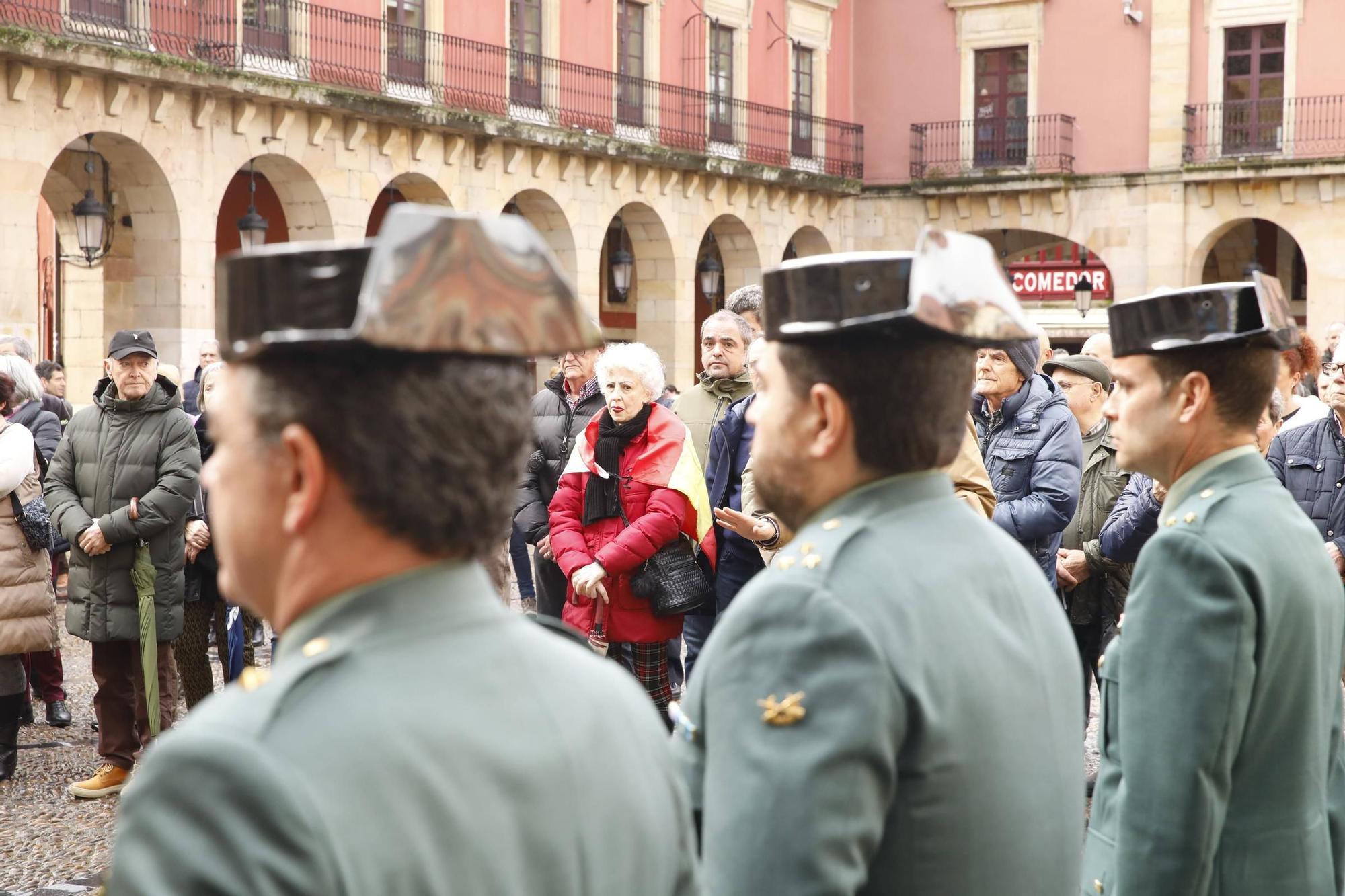 El minuto de silencio en Gijón por los dos guardias civiles asesinados en Barbate, en imágenes