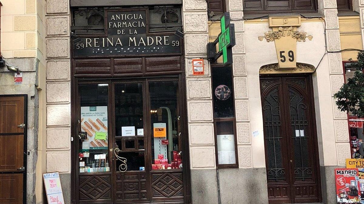 Entrada a la Farmacia de la Reina Madre.