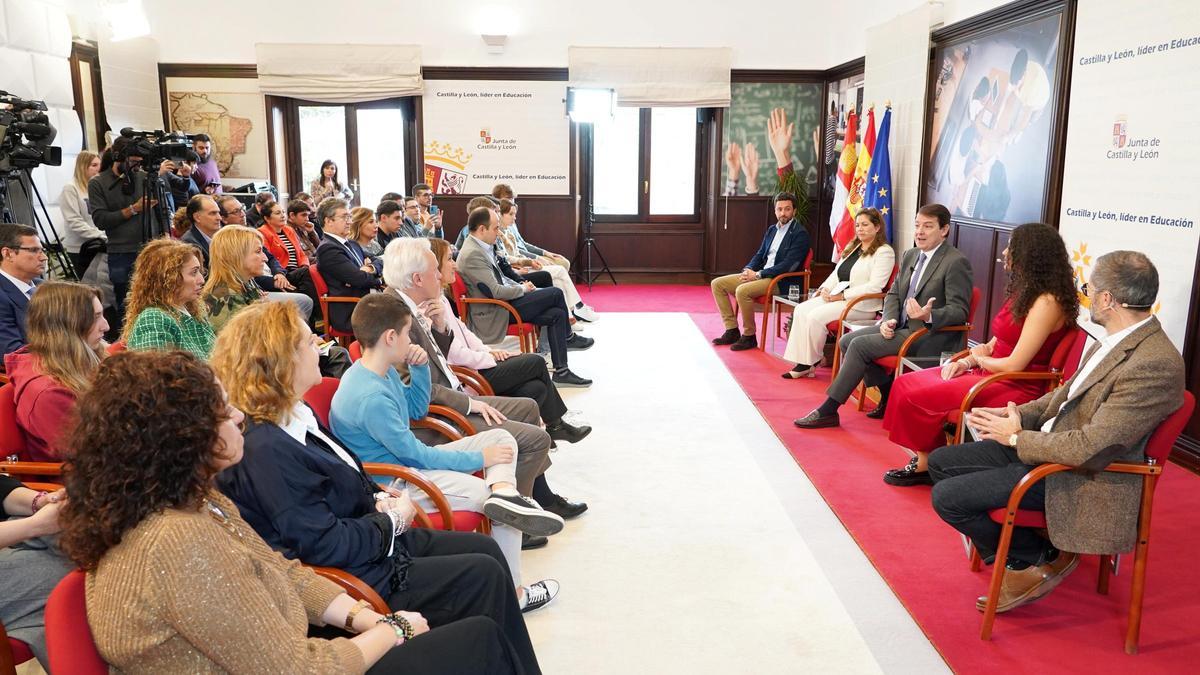 El presidente de la Junta de Castilla y León, Alfonso Fernández Mañueco, participa en el acto de reconocimiento a la comunidad educativa de Castilla y León.