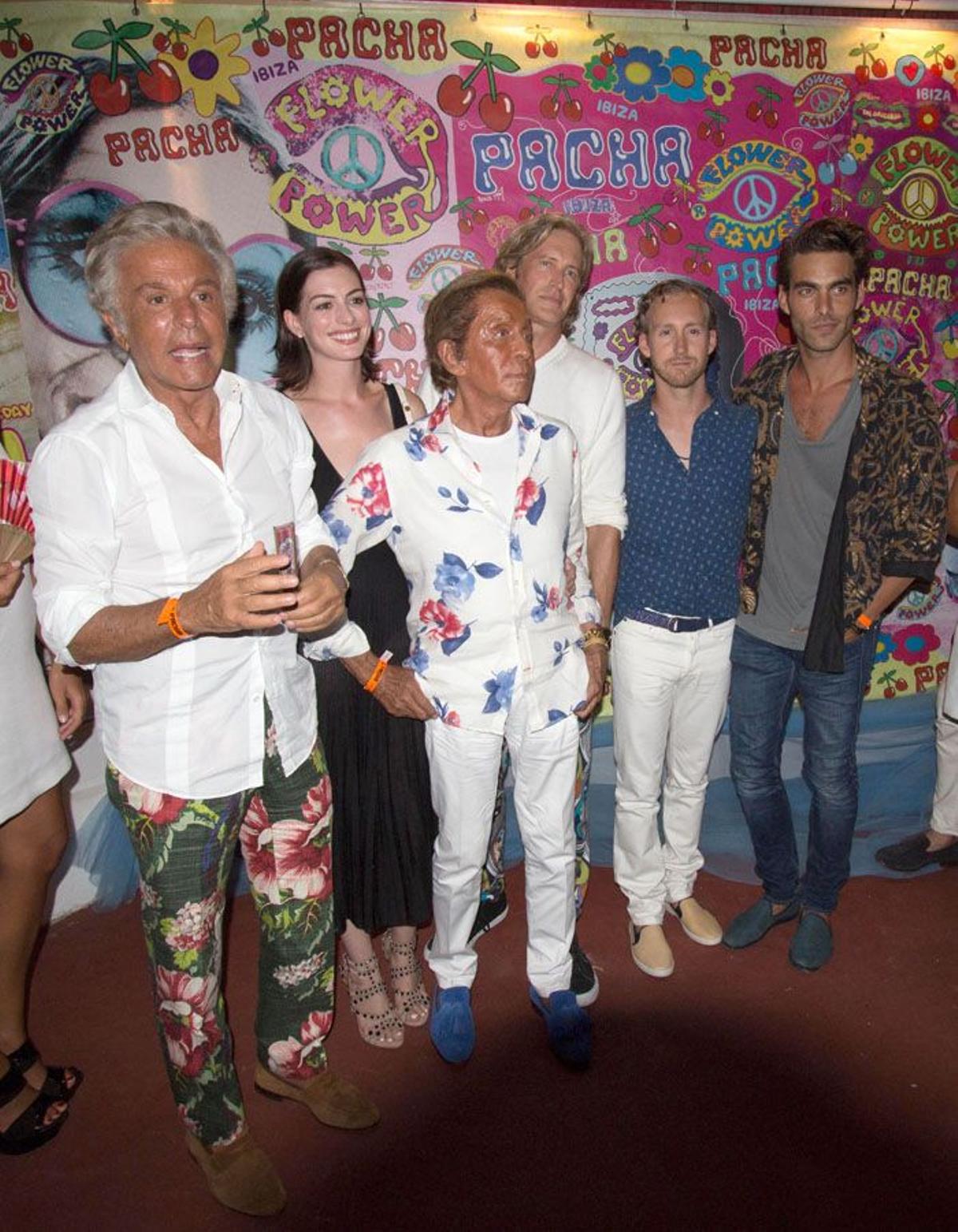 Anne Hathaway, Adam Shulman, Valentino y Jon Kortajarena  en la fiesta 'Flower Power' Pacha Ibiza