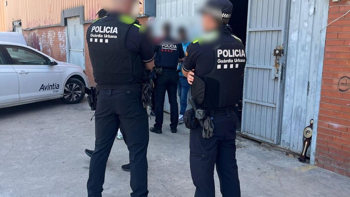 Agentes de la Guardia Urbana de Badalona frente a la nave desocupada en la calle Industria de Badalona