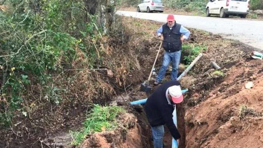 Operarios municipales buscan la incidencia en la traída de Río.