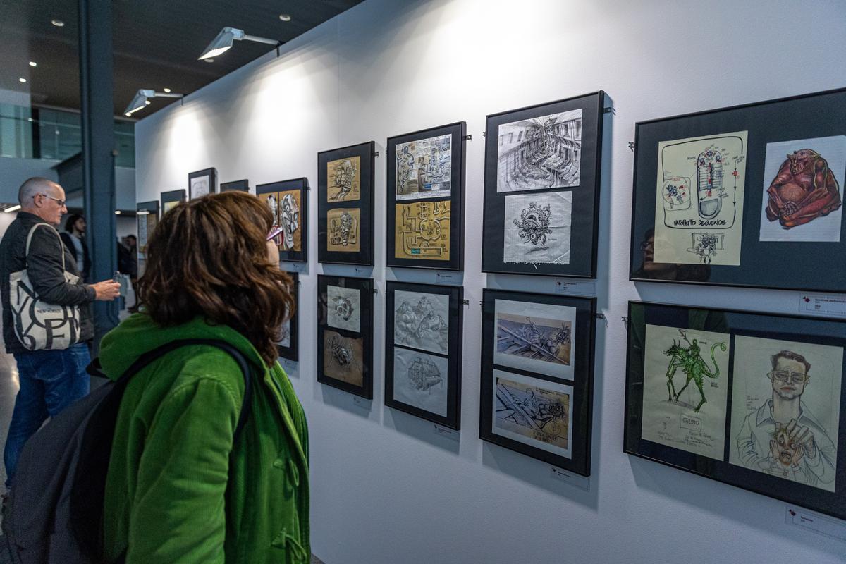 Obra gráfica de Álex de la Iglesia en la exposición dedicada a las otra facetas del cineasta.