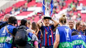 Lucy Bronze levanta la Champions 2023 ganada en la final de Eindhoven.