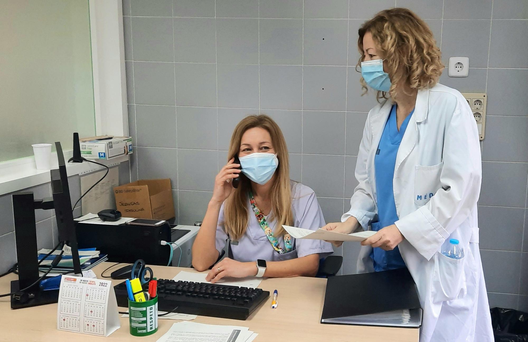 La enfermera Estrella Rufete y la doctora Rosario Sánchez en la consulta del Hospital General de Alicante