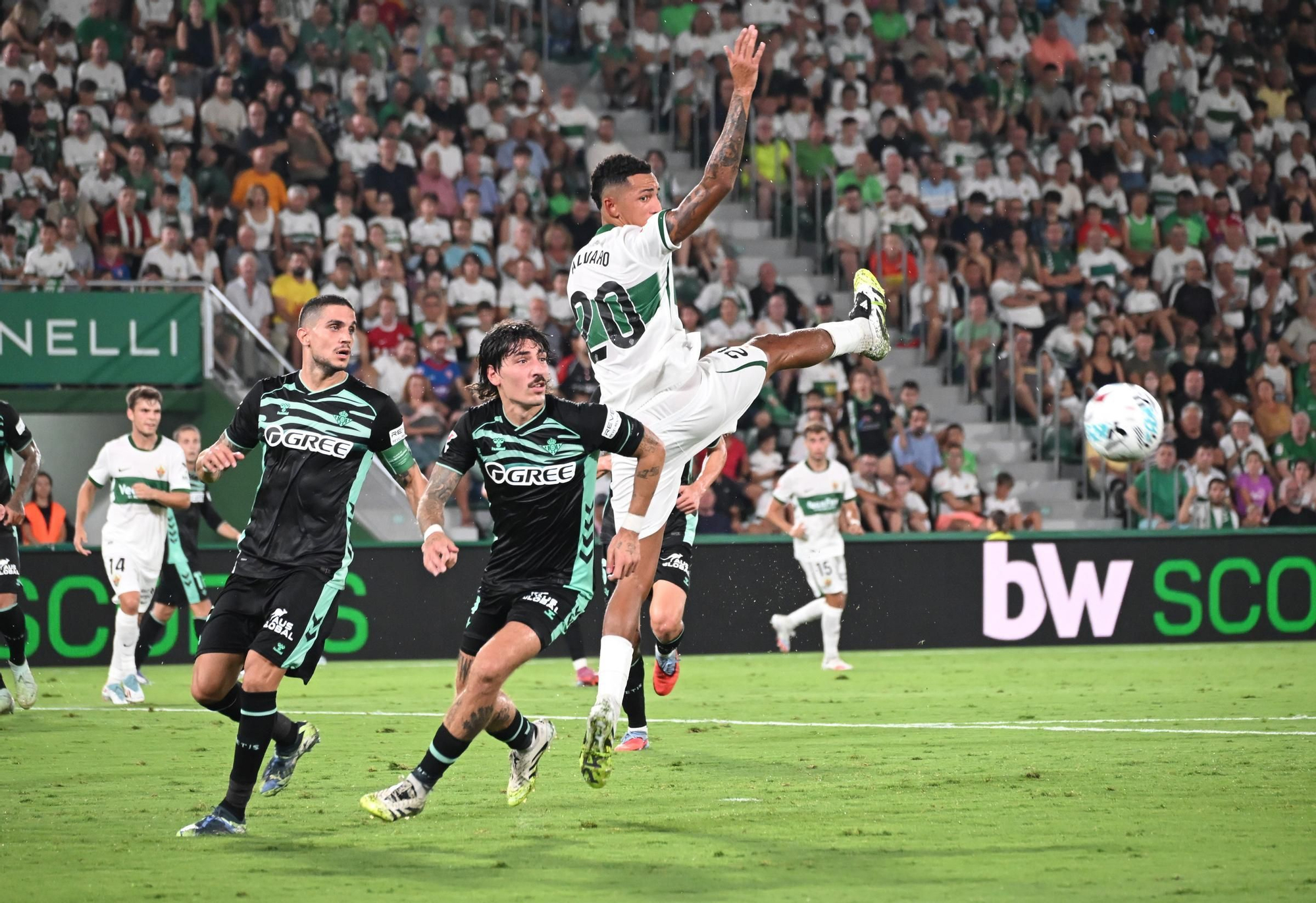 El Elche vuelve a Primera División con un empate frente al Betis (1-1)