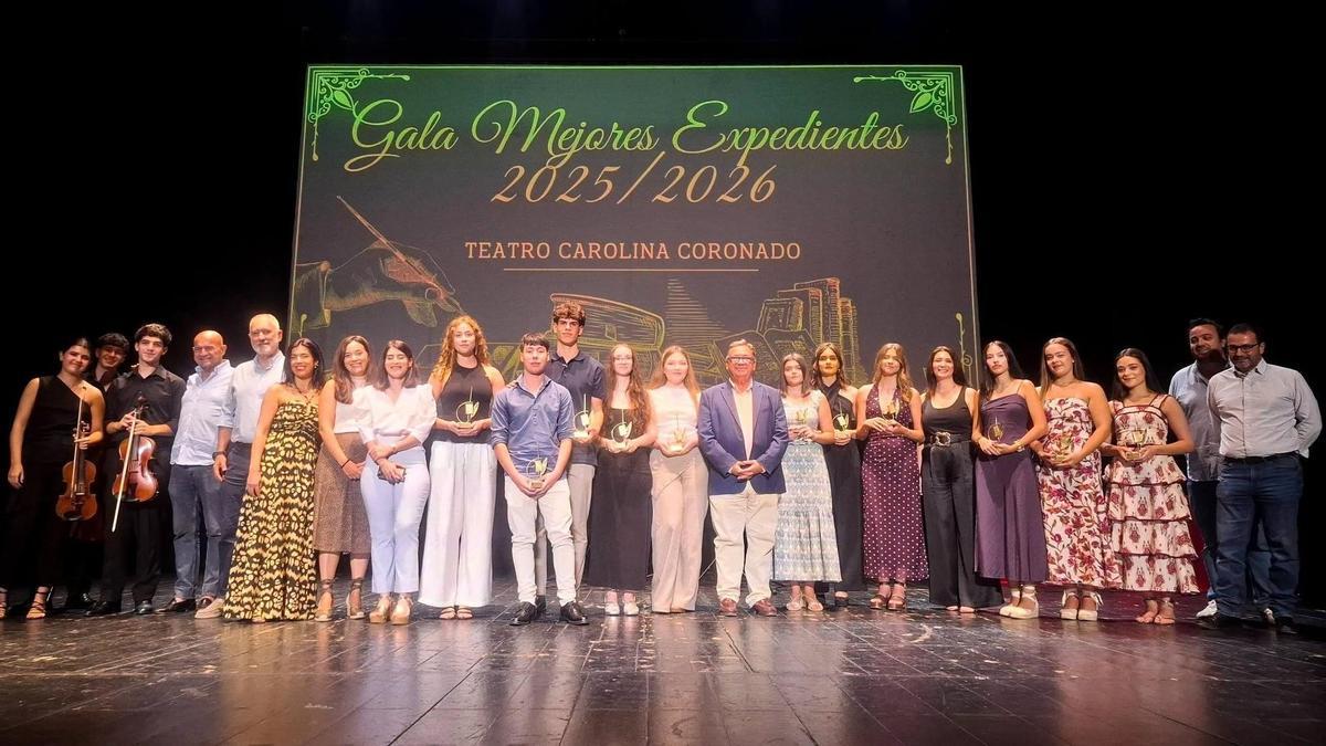 Acto homenaje a los estudiantes en el teatro Carolina Coronado.