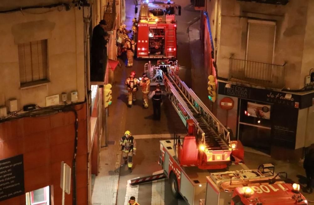 Imatges dels Bombers treballant al carrer Puigterrà de Dalt.