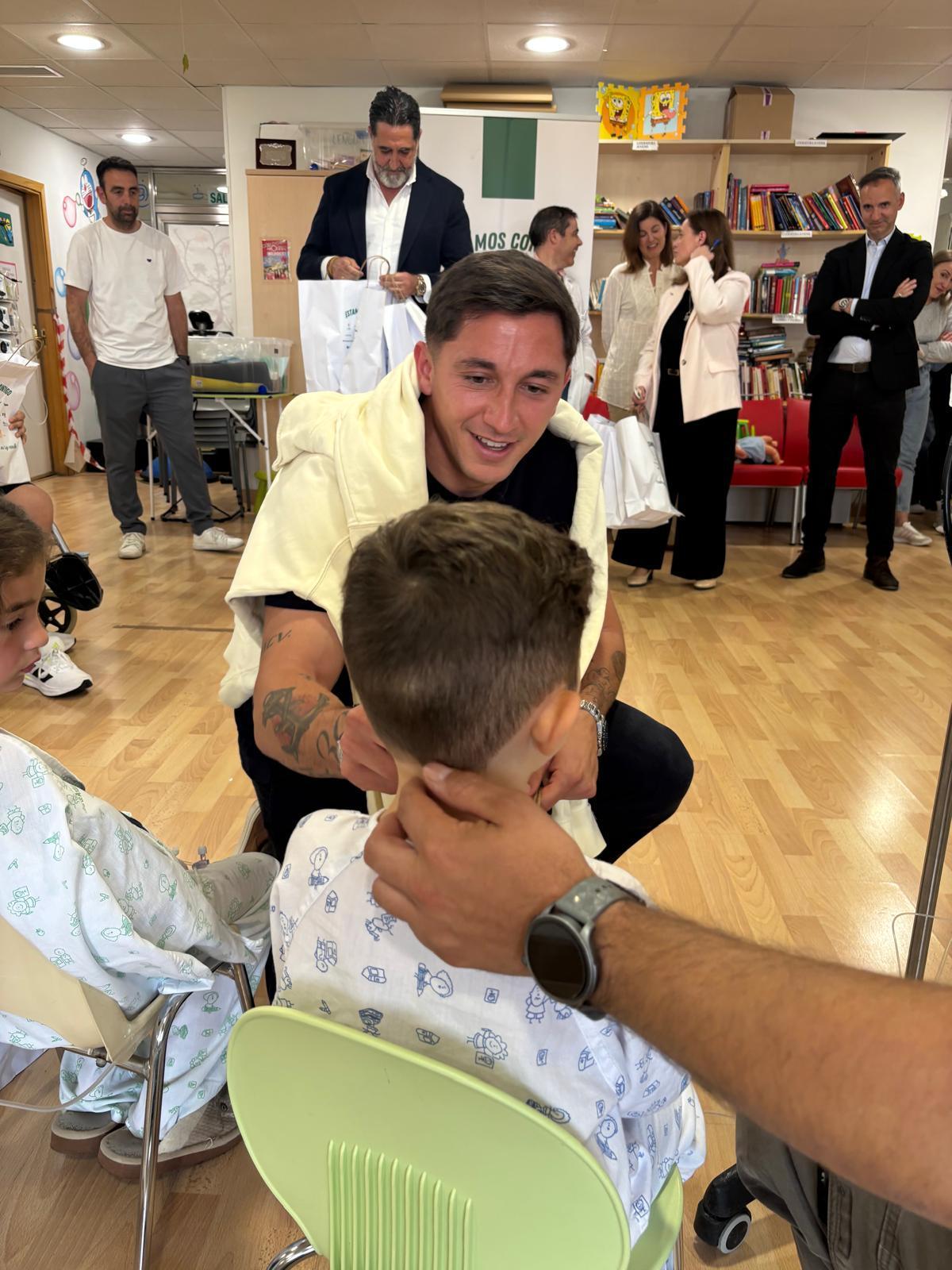 Carracedo entregandole un obsequio a uno de los niños.