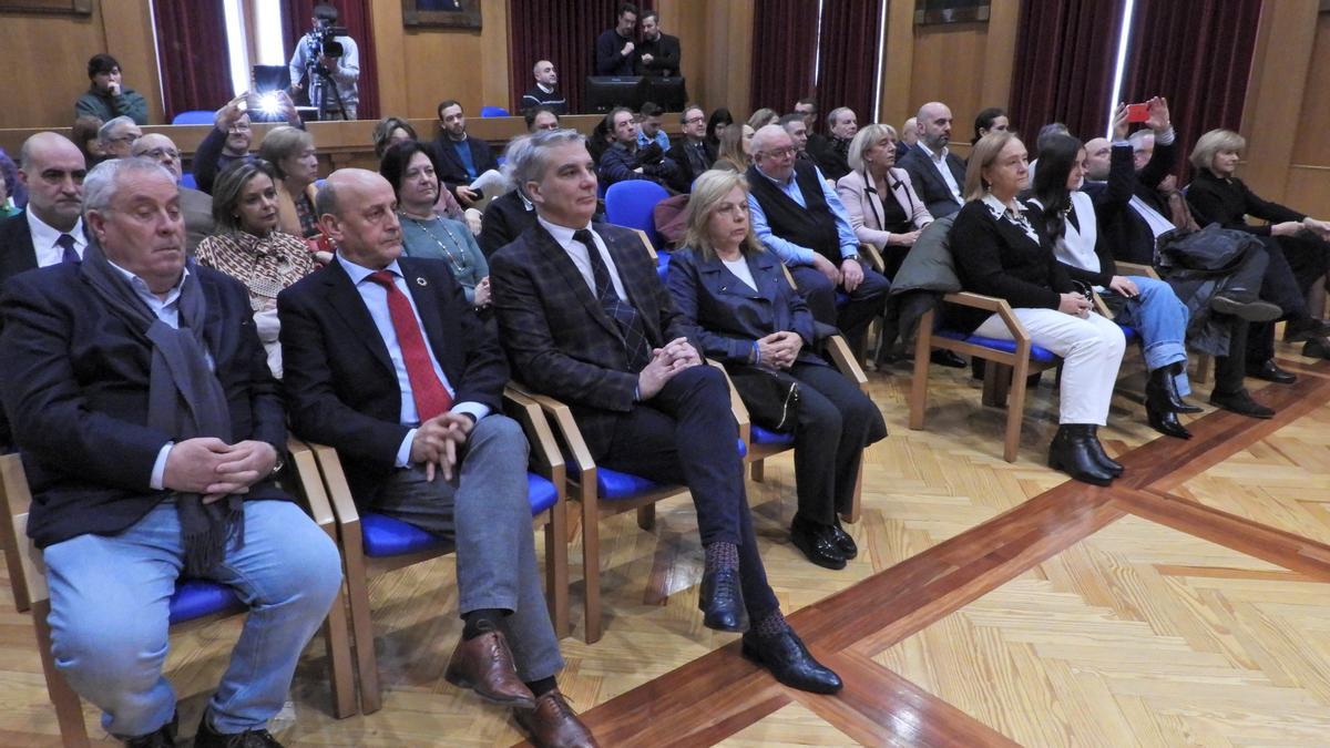 Autoridades e representantes ourensáns acudiron ao acto.