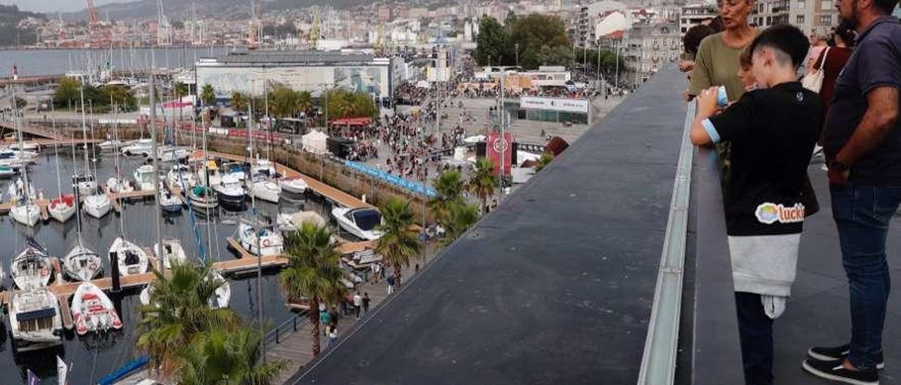 Pantalán del Real Club Náutico de Vigo desde una terraza del centro comercial de A Laxe. // Jose Lores