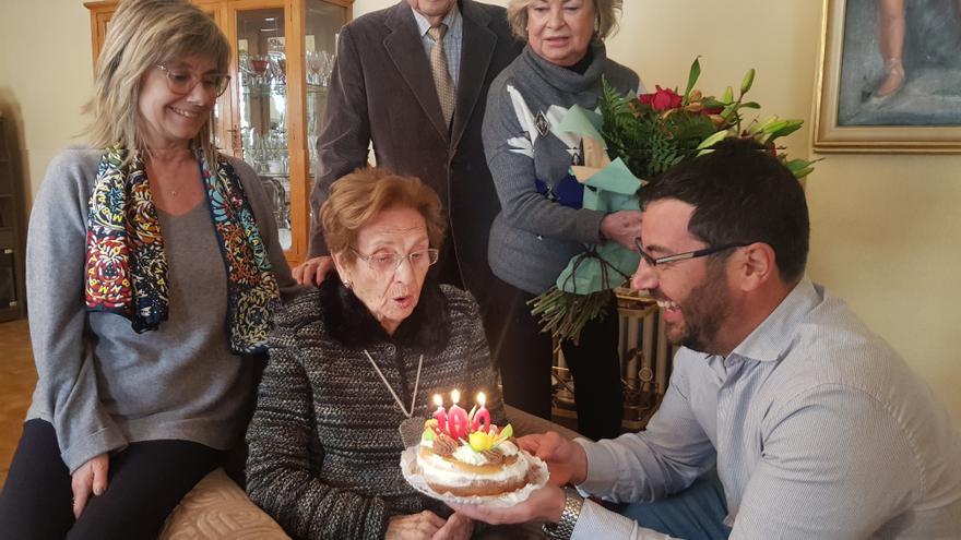 Una padrina de la Seu rep la medalla de la Generalitat pel seu centenari