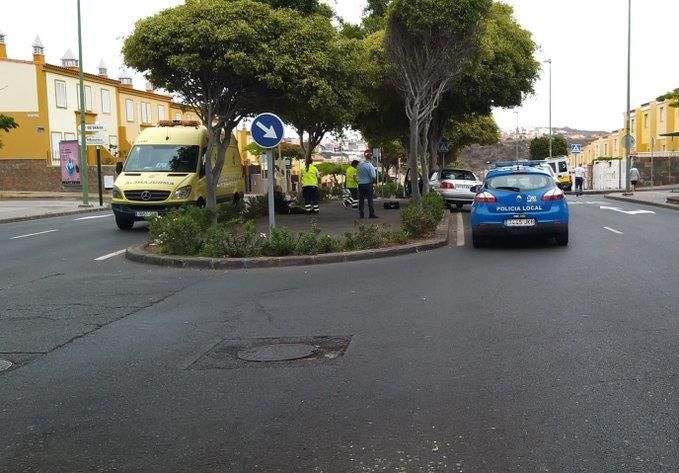 Un coche choca contra un árbol en Tamaraceite