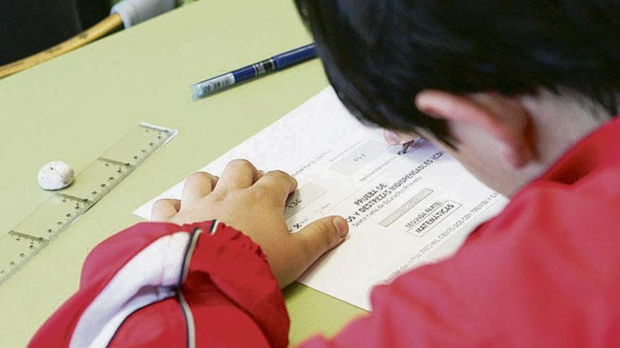 Un alumno realiza un examen en su clase.