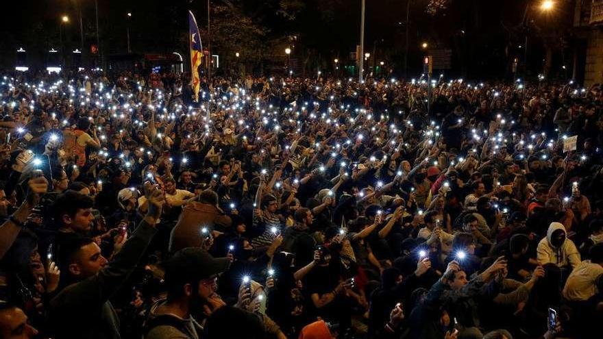 Teléfonos iluminados ante el Tribunal Superior de Cataluña. // Reuters