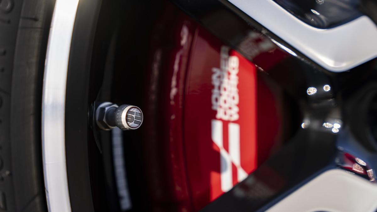 Detalle de la válvula y el conjunto de freno JCW, inspirados en el mundo del rally para subrayar su enfoque prestacional