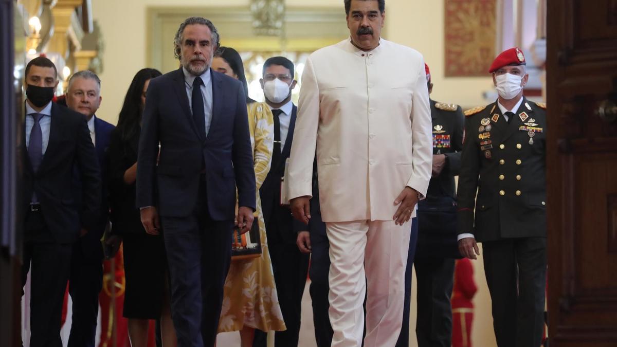 El president de Veneçuela, Nicolás Maduro, camina al costat del nou ambaixador de Colombia al país, Armando Benedetti.