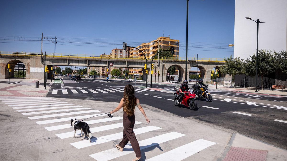 Tramo de la avenida Cataluña de Zaragoza recién reformado, junto al puente del ferrocarril.