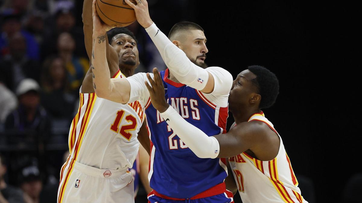 Alex Len, en el centro de la imagen, en un partido con Sacramento Kings.