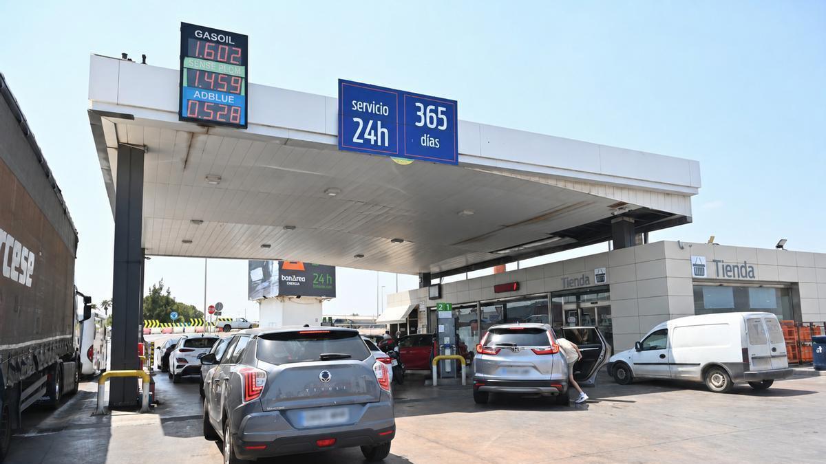 Colas en las gasolineras de Castellón antes de la reducción de las ayudas del Gobierno