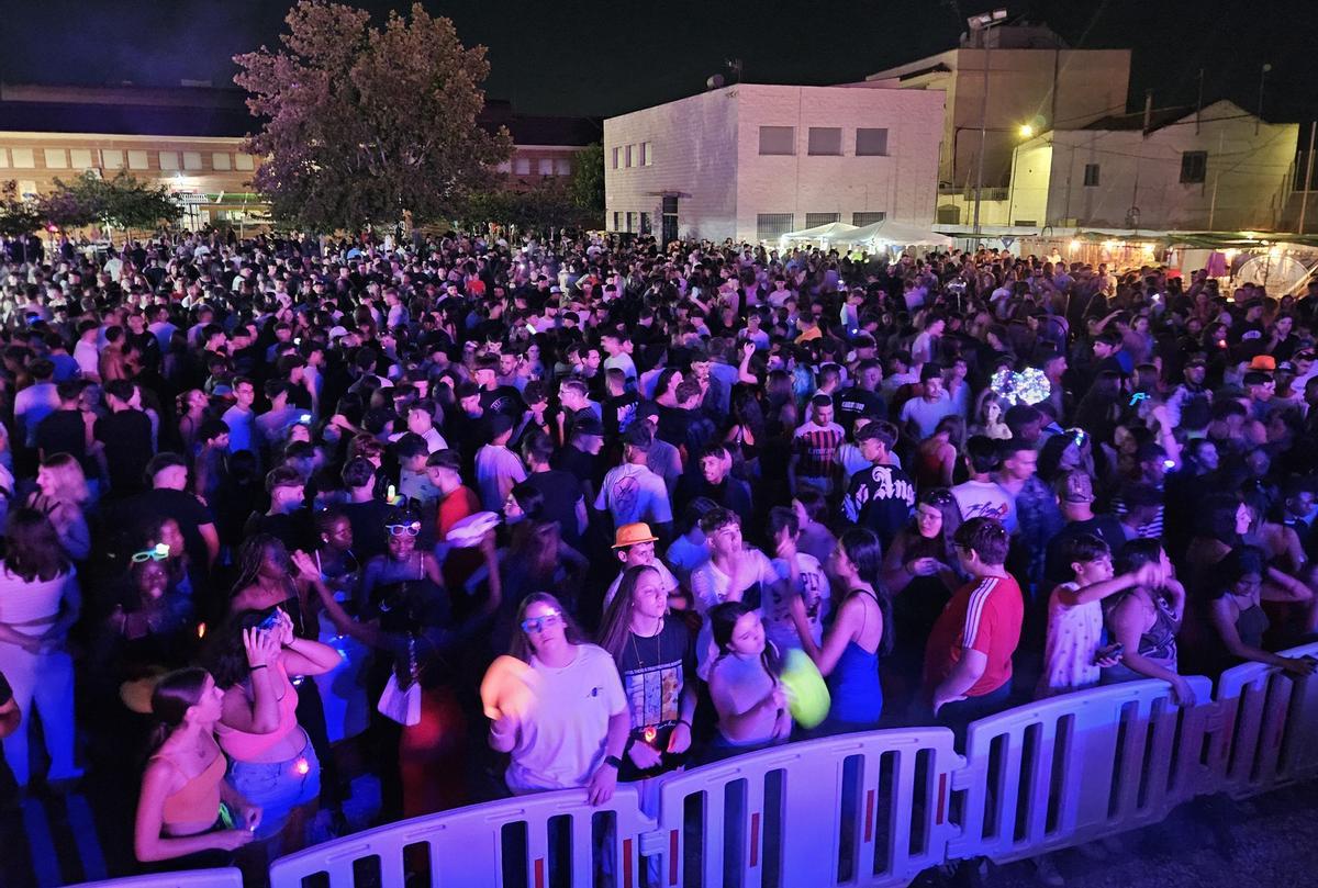 Recinto festivo tras el desfile de carrozas.