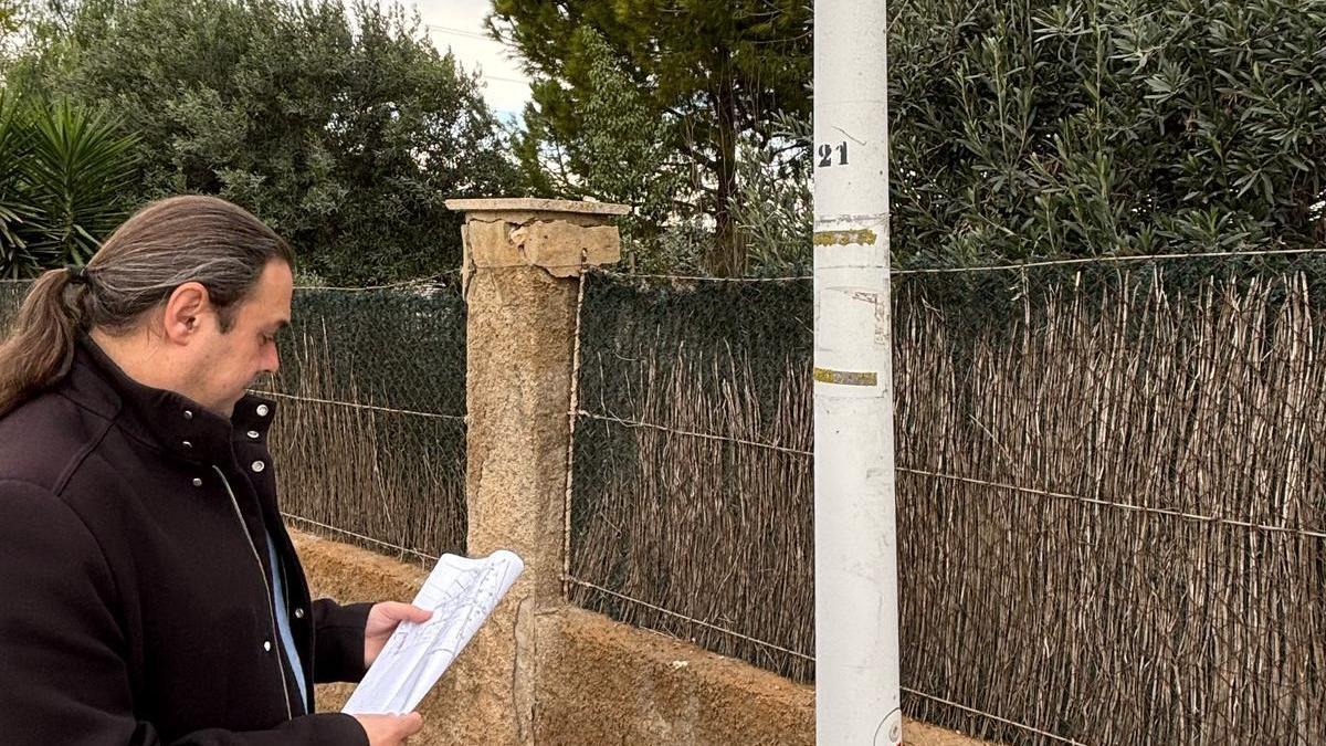 El concejal junto a un poste de alumbrado público en la urbanización de Manises.