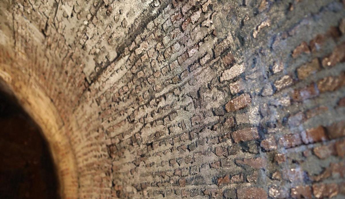 Humedad acumulada en una de las bodegas afectadas por las filtraciones en la calle Judería de Toro.  | ALBA PRIETO