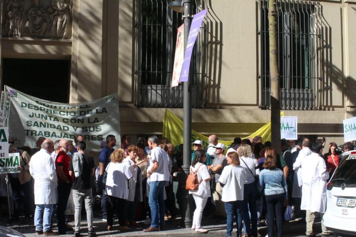 Concentración de facultativos a las puertas de la Delegación de salud este pasado lunes.