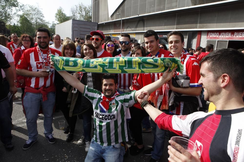 Ambientazo rojiblanco en los aledaños de El Molinón antes del partido