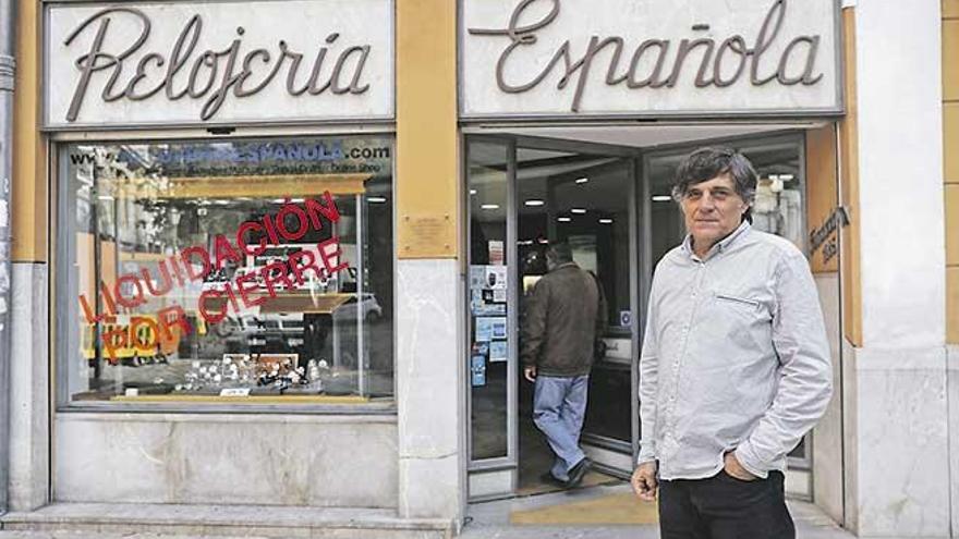 Pere Caminals, ante la Relojería Española, con el cartel de liquidación en su escaparate.