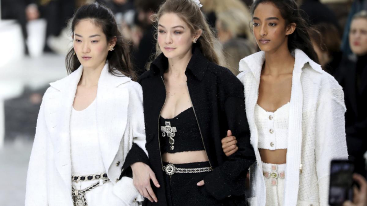 Chanel vuelve a poner de moda las medias plumeti