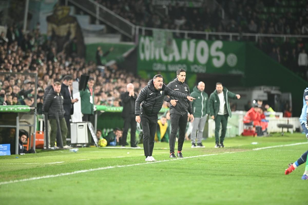 Iván Ania da instrucciones a sus futbolistas durante el tramo final del encuentro ante el Racing de Santander.