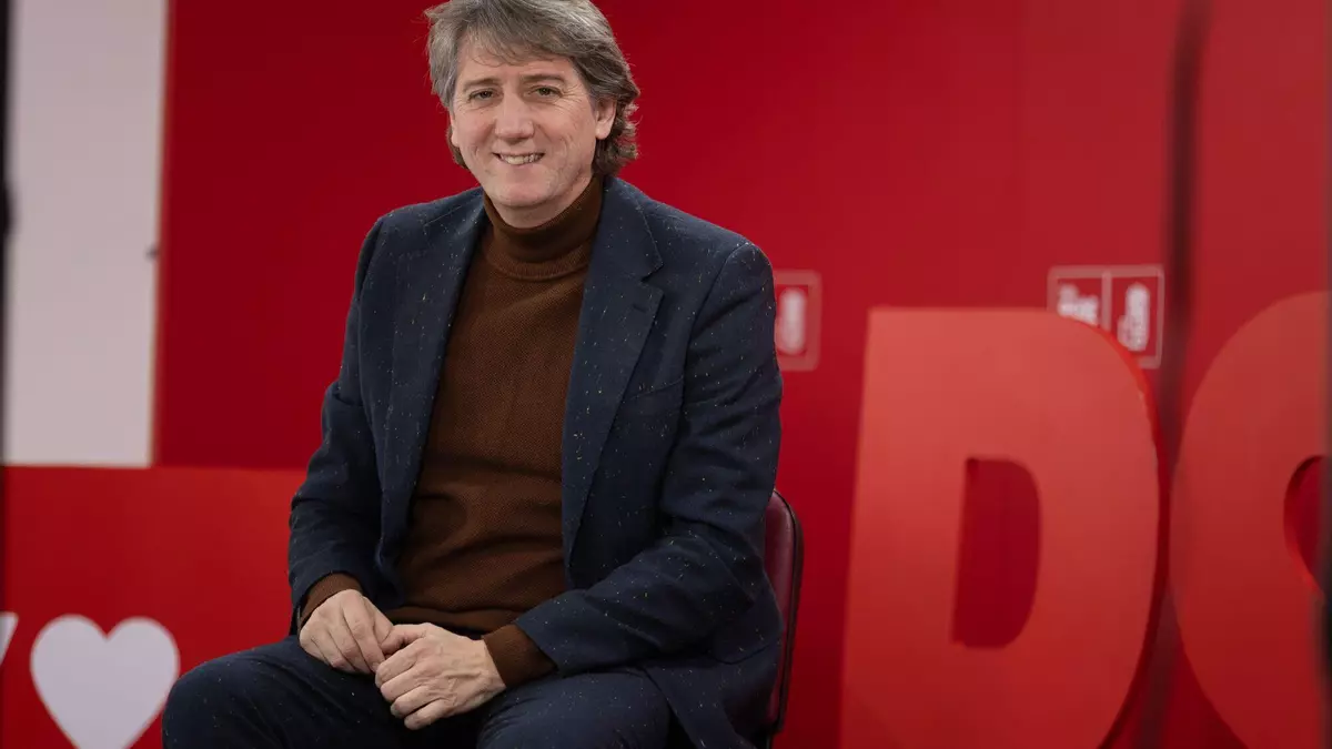 Archivada la querella contra el líder socialista en Castilla y León por repartir "bendiciones" con escobilla desde un 'papamóvil' en un desfile festivo