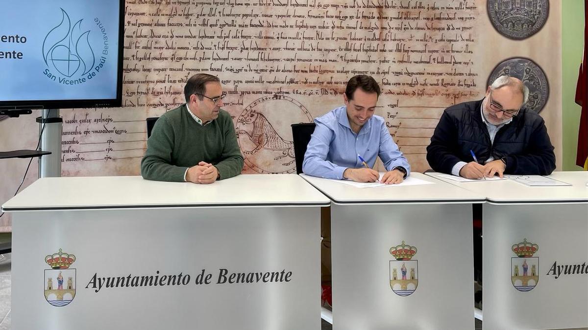 Acto de la firma del convenio con el colegio San Vicente de Paúl. / E. P.