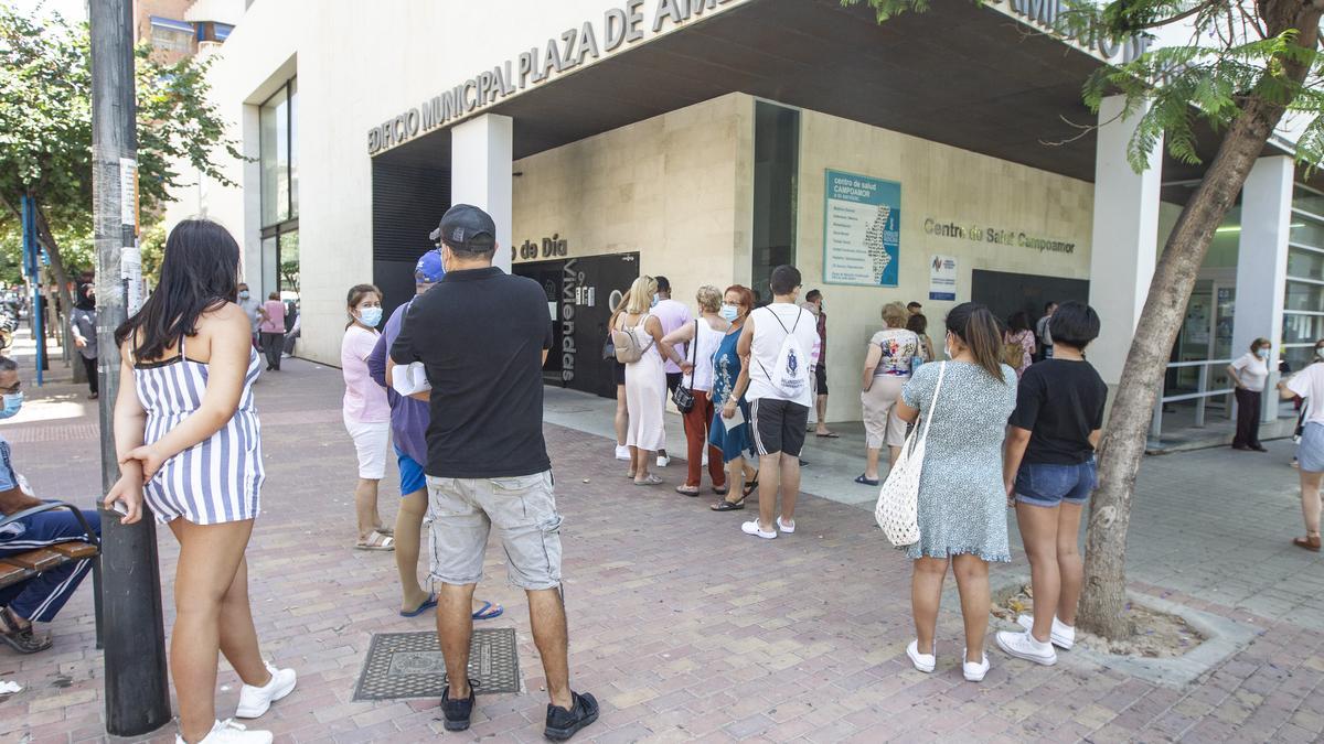 Colas a las puertas de un centro de salud, en una imagen de archivo