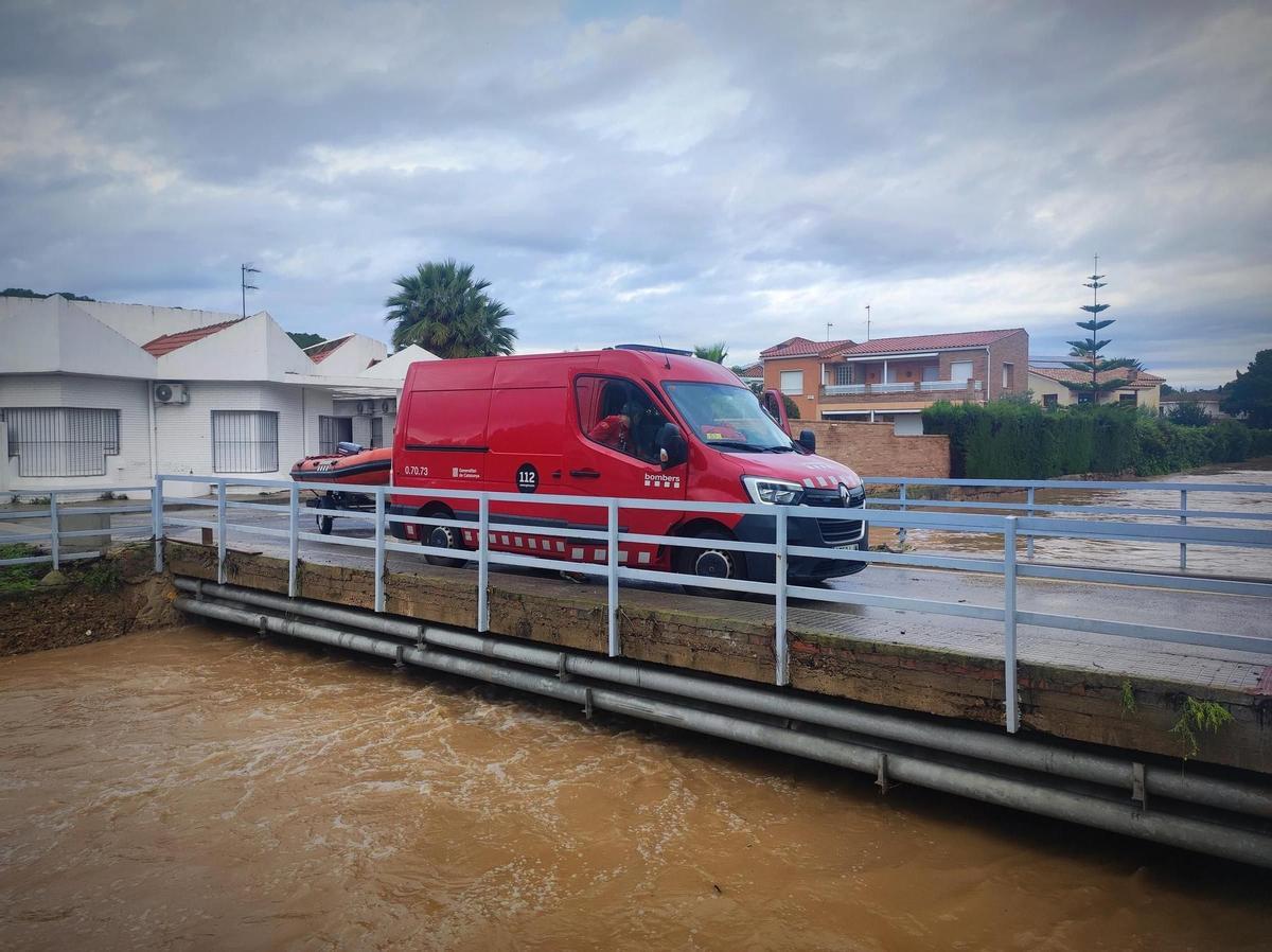 Los Bombers trabajando en el canal de La Móra, al límite, esta mañana.