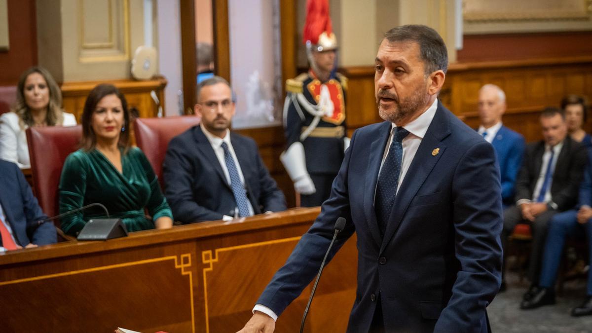 El alcalde de Santa Cruz, durante el pleno de constitución del Ayuntamiento.