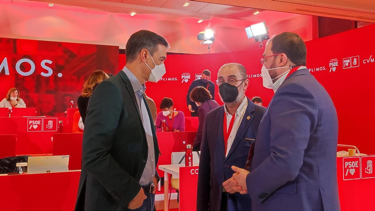 Pedro Sánchez, Javier Lambán y Adrián Barbón, este viernes, en el comité federal del PSOE.