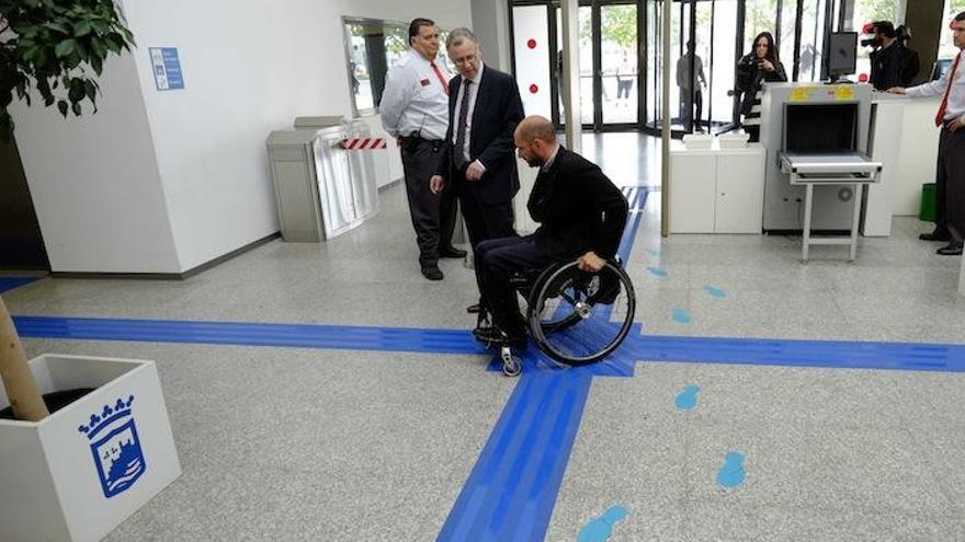 El concejal de Movilidad, Raúl López, durante la presentación de estas nuevas guías.