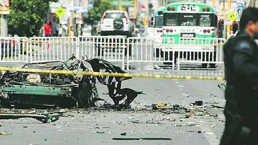 Restos del coche bomba utilizado por los narcos en su primer atentado terrorista contra la Policía mexicana.