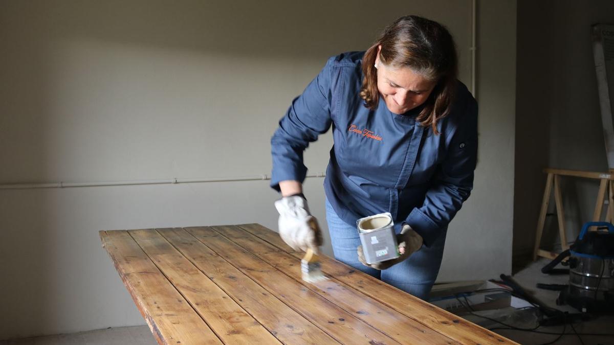 Leticia Soler va decidir canviar l’interiorisme per la restauració de mobles i ara ultima els preparatius per a inaugurar una casa rural a Molló.