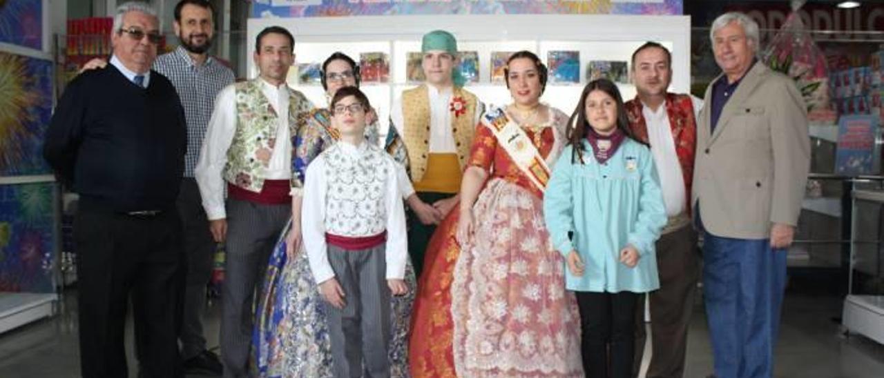 Falleras y presidentes de las dos fallas, con el gerente.