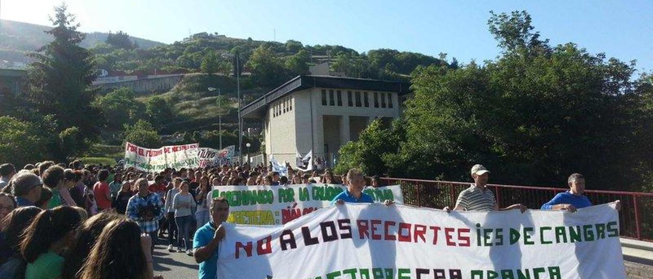 La manifestación en defensa del instituto de Cangas, ayer, a su paso por el puente de Obanca.