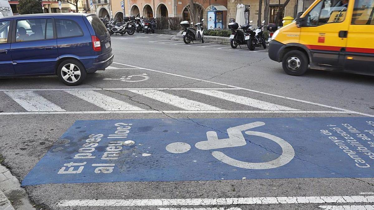 Una de les places per a conductors amb mobilitat reduïda a la plaça Catalunya