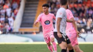 Hugo Álvarez conduce la pelota antes de lesionarse el pasado domingo en Mestalla.